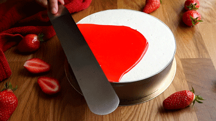 fraisier_etape25 glacer le dessus du fraisier avec du nappage neutre coloré