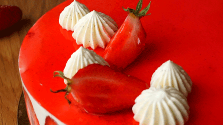 fraisier_etape27 ajouter des demi-fraises en décoration du fraisier