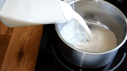 fraisier_etape7 faire chauffer le lait avec une partie du sucre