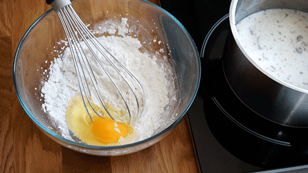 fraisier_etape8 blanchir le sucre avec les oeufs et la fécule de mais