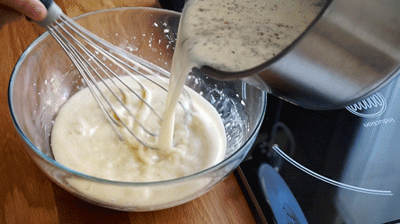 fraisier_etape9 verser le lait bouillant sur le mélange oeuf-sucre-fecule
