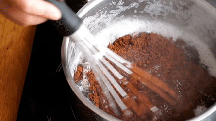glacage_royal_choco_2 ajoutez la poudre de cacao et mélangez