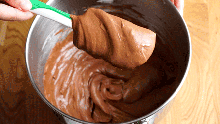 royal_chocolat_etape20 ajoutez le reste de crème montée et finissez à la maryse