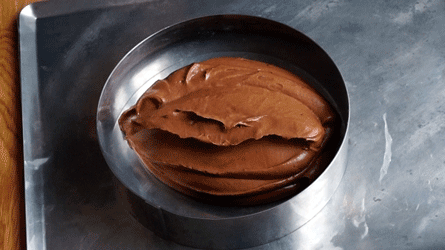 royal_chocolat_etape21 au fond du cercle à entremet, ajoutez la mousse au chocolat