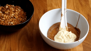 royal_chocolat_etape4 mélangez le chocolat blanc fondu et le praliné