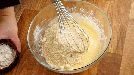 tarte_pommes_creme_amande2 incorporer la poudre d'amande et la farine avant de mélanger