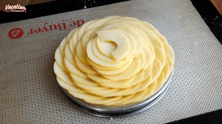 tarte_pommes_montage6 continuez les rosaces de pommes jusqu'au centre