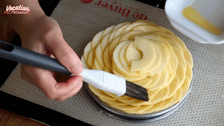 tarte_pommes_montage7 appliquer du beurre fondu sur la tarte aux pommes