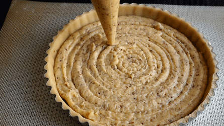 tarte-abricot_creme_4 garnir le fond de tarte de crème d'amande