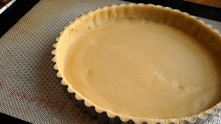 tarte-abricot_fonçage_2 couper l'excédent de pâte une fois le fonçage fini