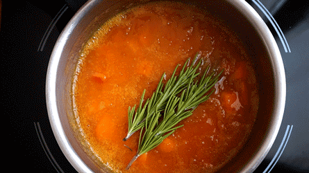 tarte-abricot_purée_1 chauffer la purée avec le sucre, les morceaux d'abricots et les romarins