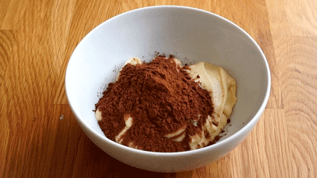 ajouter la poudre de cacao dans un tiers de pâte à cake