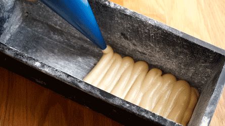 pocher une première couche de cake au fond du moule