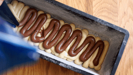pocher une couche d'appareil à cake chocolat