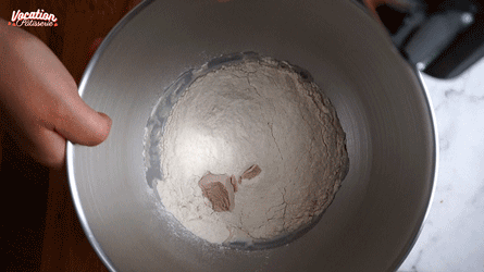 pain_au_lait_etape1 ajouter les ingrédients de la brioche dans la cuve du robot