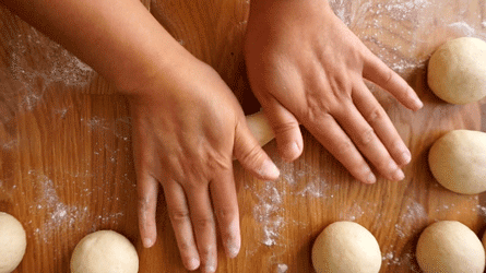 pain_au_lait_etape10 allonger le boudin avec les deux mains en pressant légèrement dessus