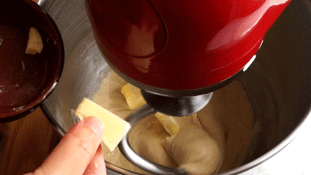 pain_au_lait_etape2 ajouter le beurre dans la pâte avant de pétrir à nouveau