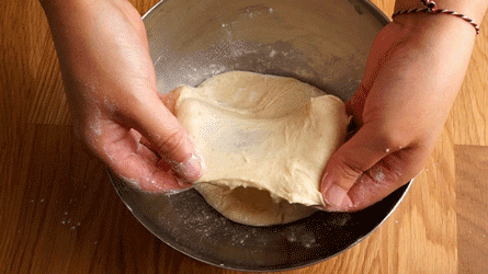 pain_au_lait_etape4 vérifier l'élasticité de la pâte en étirant un petit morceau