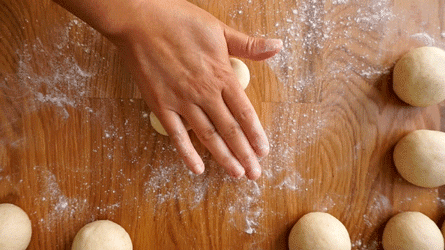 pain_au_lait_etape8 allonger les boules de pâtes pour former un boudin