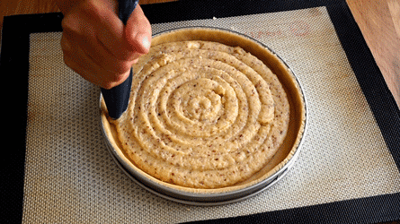pocher la crème d'amande dans le fond de tarte