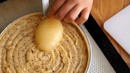 déposez la demi-poire sur la crème d'amande