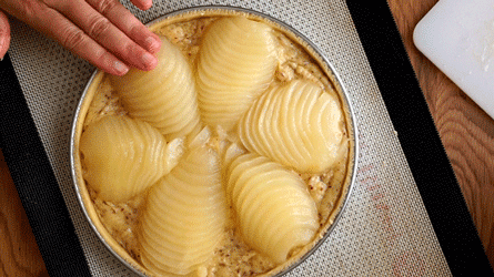 enfournez la tarte bourdaloue au four
