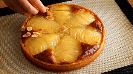 décorez la tarte bourdaloue avec des amandes effilées grillées