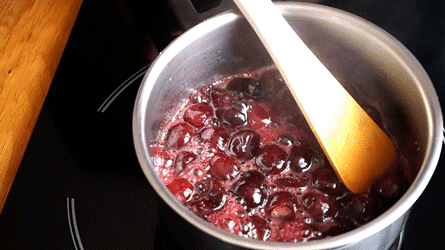 macarons_compotée1 pour la compotée : cuire les fruits rouge avec le sucre et le jus de citron