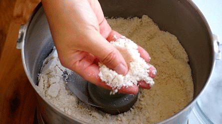 macarons_etape1 mixer le sucre glace avec la poudre d'amande