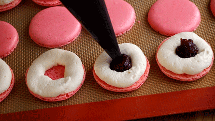 macarons_etape13 ajouter la compotée de cerise au centre