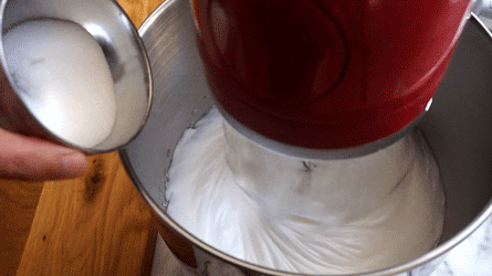 macarons_etape2 monter les blancs en neige et serrer-les avec le sucre semoule