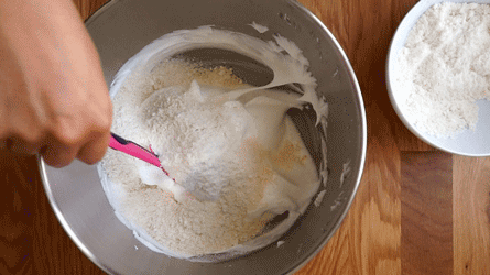 macarons_etape4 incorporer dans la meringue le mélange poudre d'amande et sucre glace
