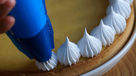 meringue italienne pochée sur une tarte