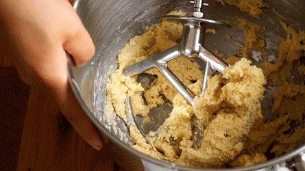 mélanger avec l'oeuf, la farine et la poudre d'amande pour former une pâte