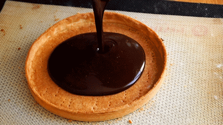 couler la ganache dans le fond de tarte
