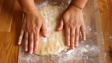 aplatir la pâte sucrée et filmez la au contact