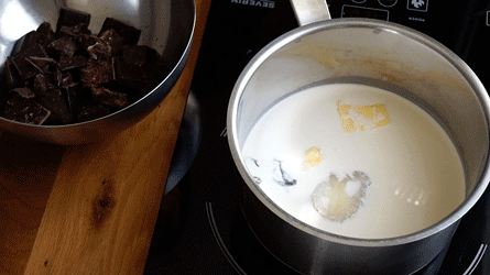 faites chauffer le lait, la crème et les sucre ensemble