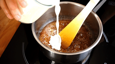 cuire le sucre jusqu'à caramélisation et décuire avec la crème