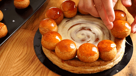 collés les choux sur le feuilletage pour finir le saint-honoré