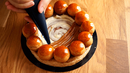 garnir le saint-honoré de caramel mou