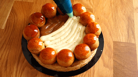 garnir le saint-honoré de crémeux vanille