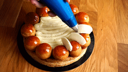 pochez la chantilly entre les choux du saint-honoré