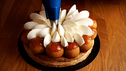 pochez la chantilly jusqu'au centre du st-honoré