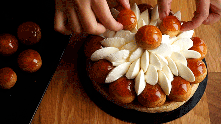 ajoutez quelques autres choux pour la décoration