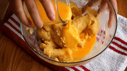 incorporer les oeufs petit à petit dans la panade