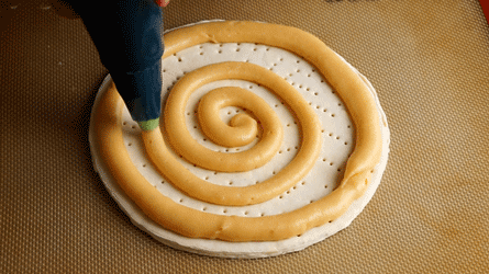 pocher de la pâte à choux sur le disque de feuilletage