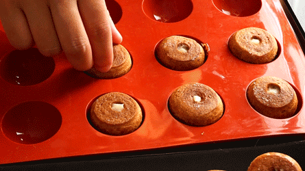 déposer la surface caramélisée du choux dans un moule sphérique