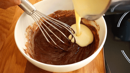 réaliser la crème anglaise et verser sur le chocolat noir