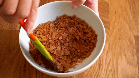 mélanger le chocolat, le praliné et la feuilletine