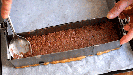 étaler le croustillant sur le financier cuit